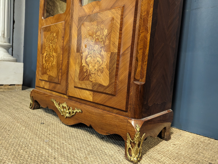 Vitrine style Louis XV en marqueterie