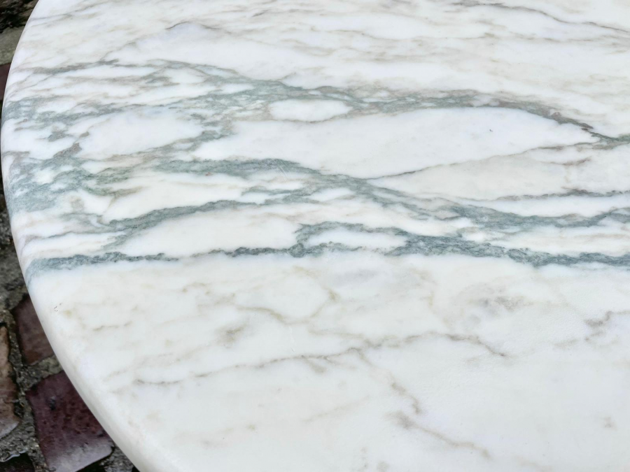 Table ovale en marbre de Carrare