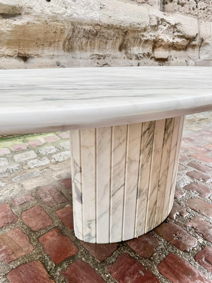 Table ovale en marbre de Carrare