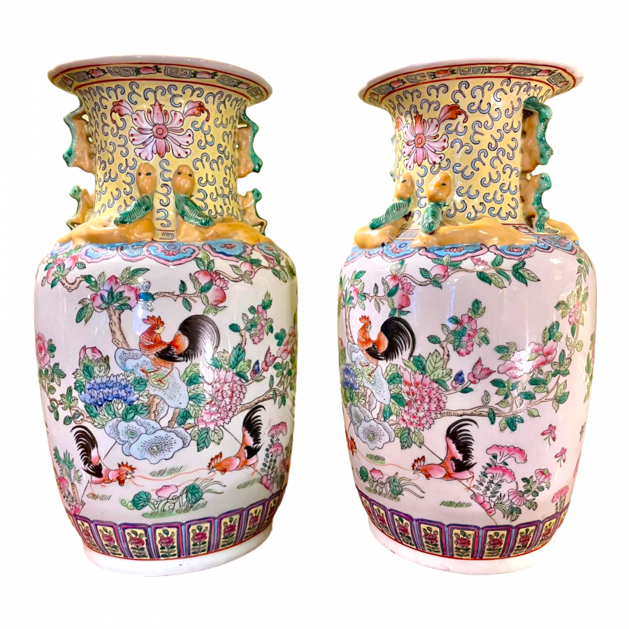 Paire de vases chinois à balustre famille rose