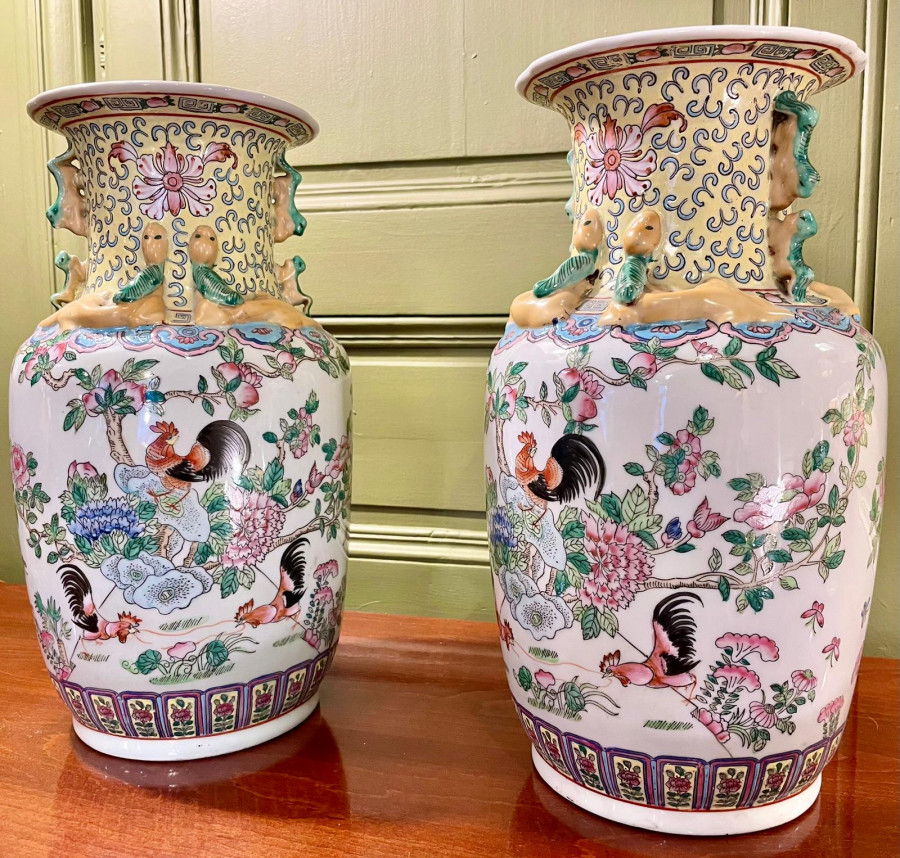 Paire de vases chinois à balustre famille rose