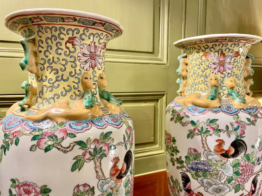 Paire de vases chinois à balustre famille rose