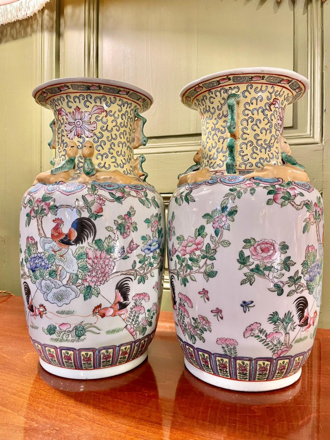 Paire de vases chinois à balustre famille rose
