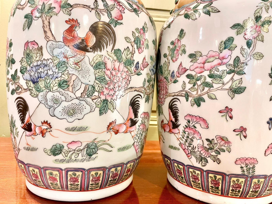 Paire de vases chinois à balustre famille rose