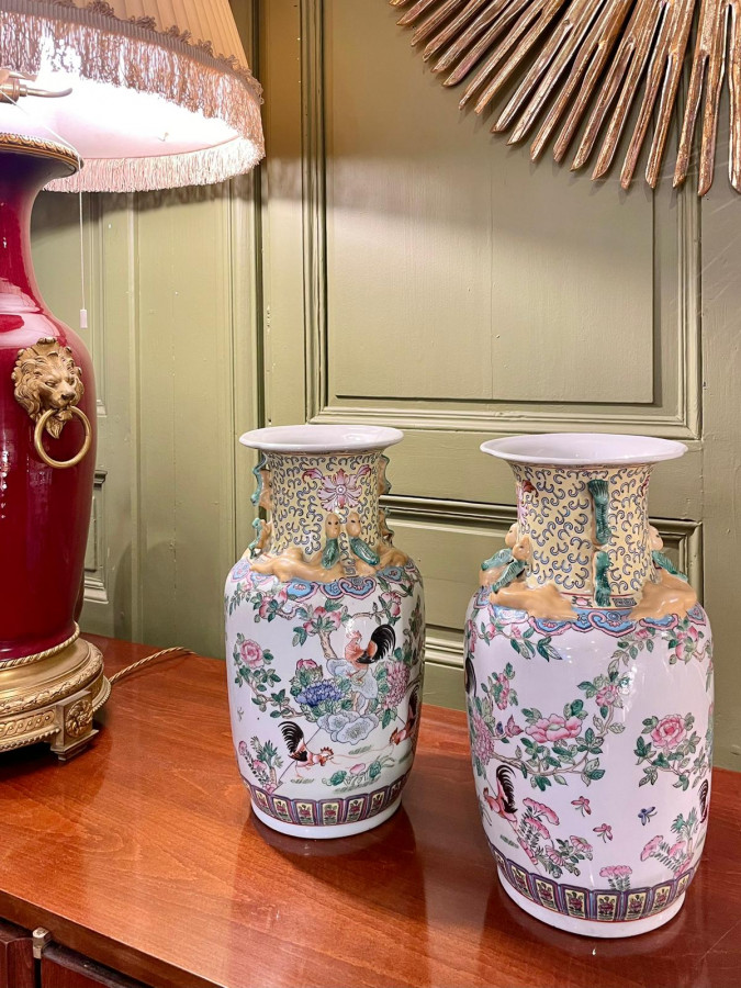 Paire de vases chinois à balustre famille rose