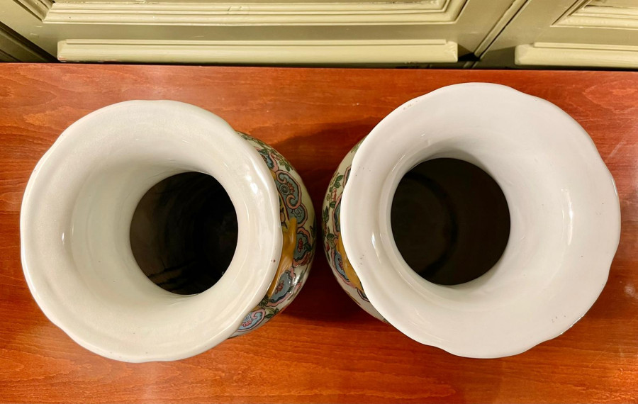 Paire de vases chinois à balustre famille rose
