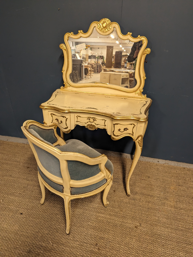 Coiffeuse et fauteuil de style Louis XV