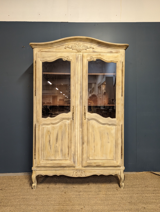 Armoire vitrée de style Louis XV patinée