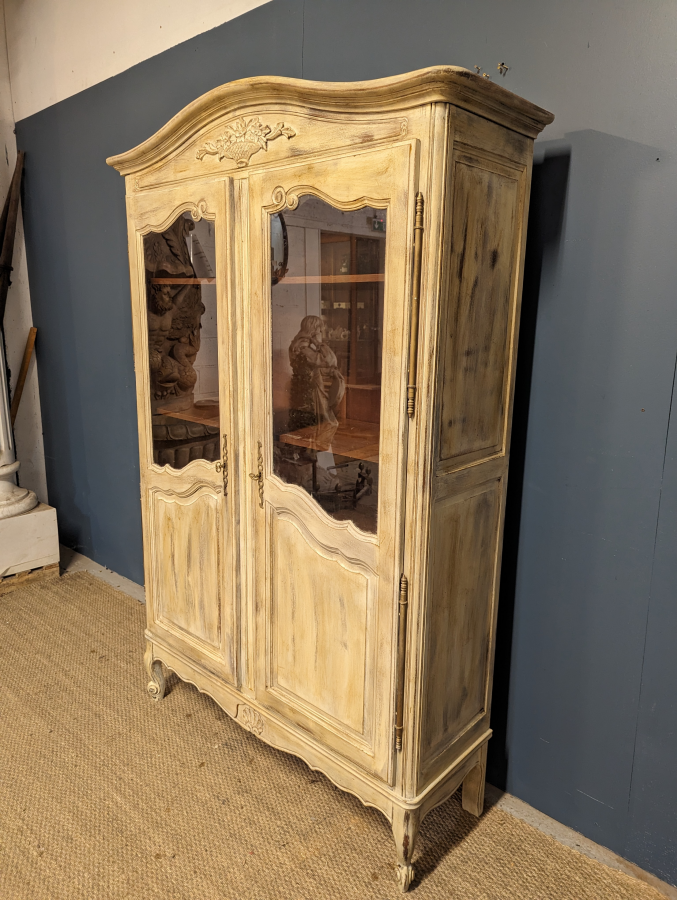 Armoire vitrée de style Louis XV patinée