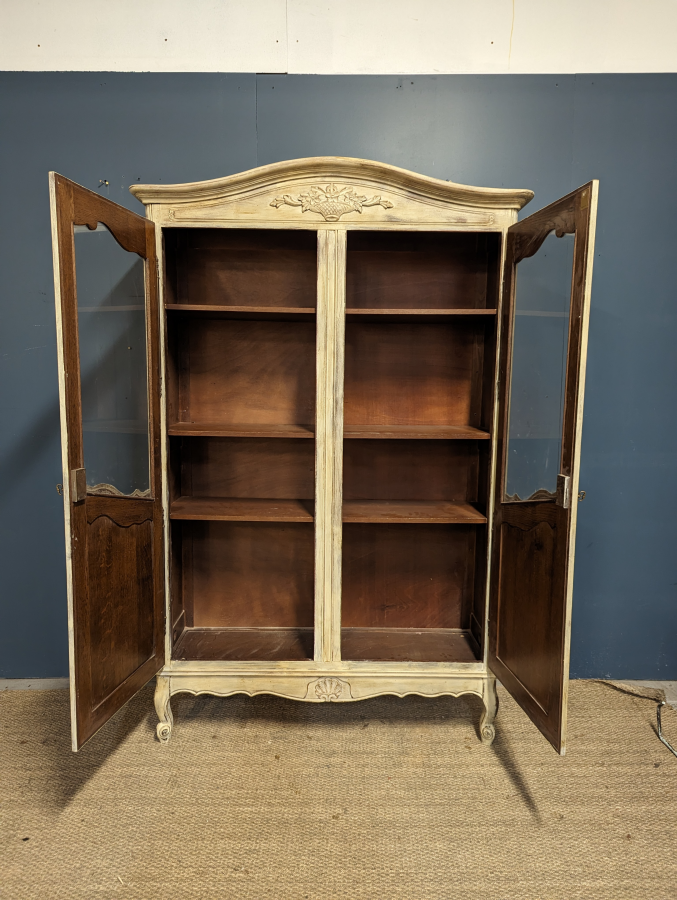 Armoire vitrée de style Louis XV patinée