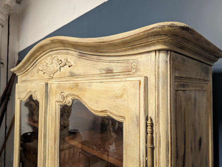 Armoire vitrée de style Louis XV patinée