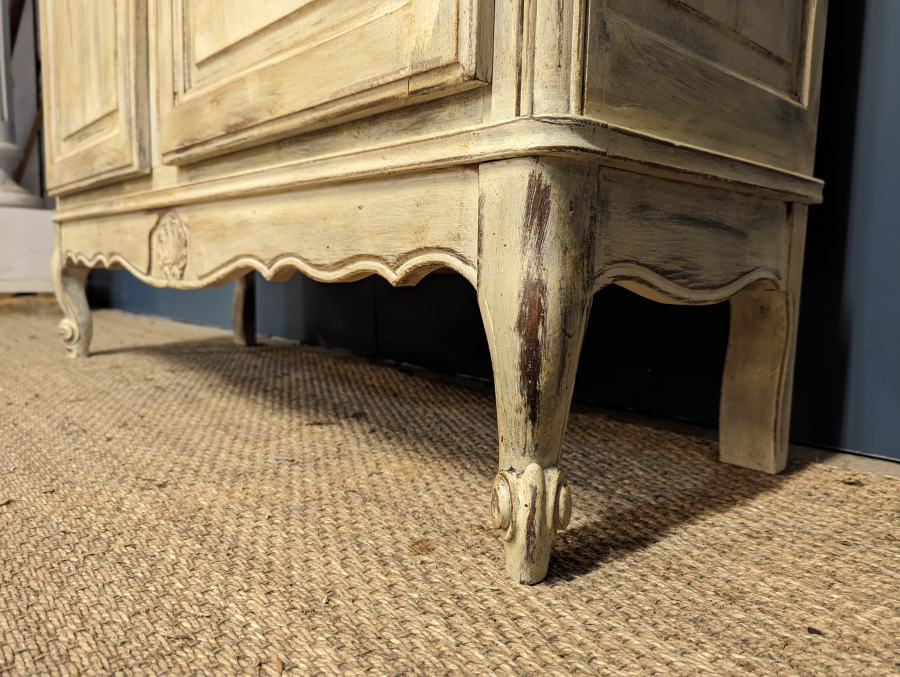 Armoire vitrée de style Louis XV patinée