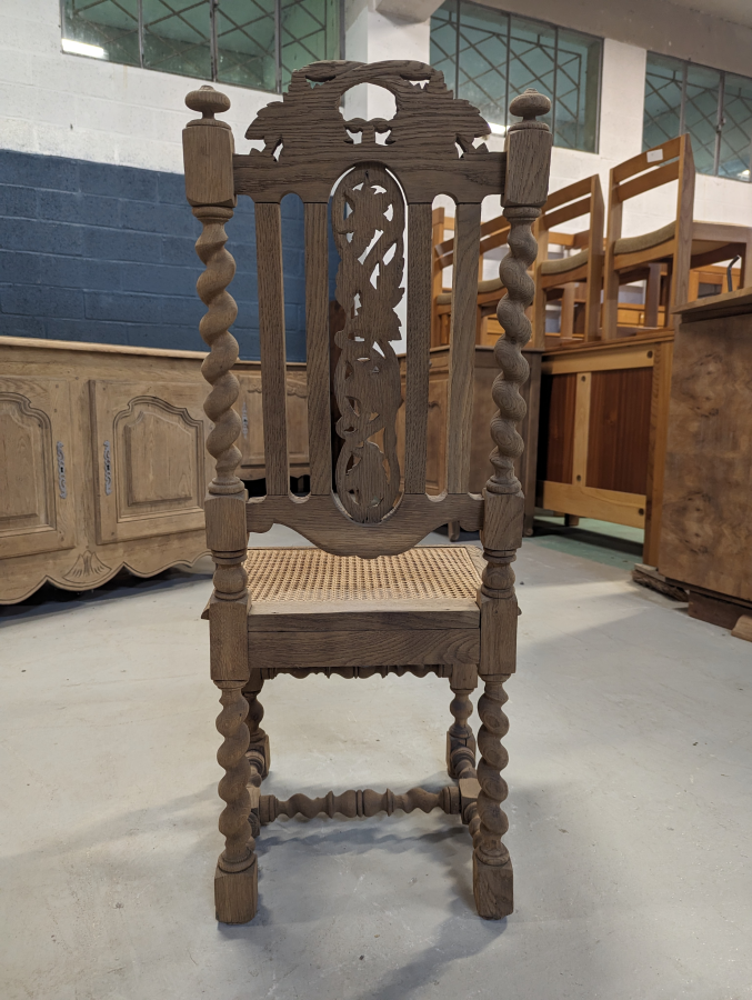 Chaise style Louis XIII décapée