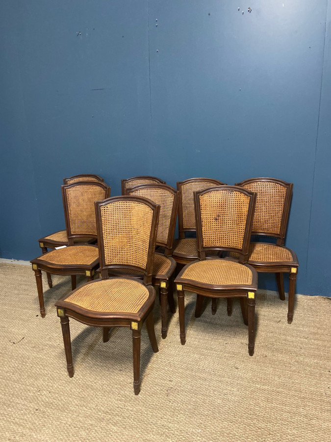 Série de 8 chaises cannées en acajou