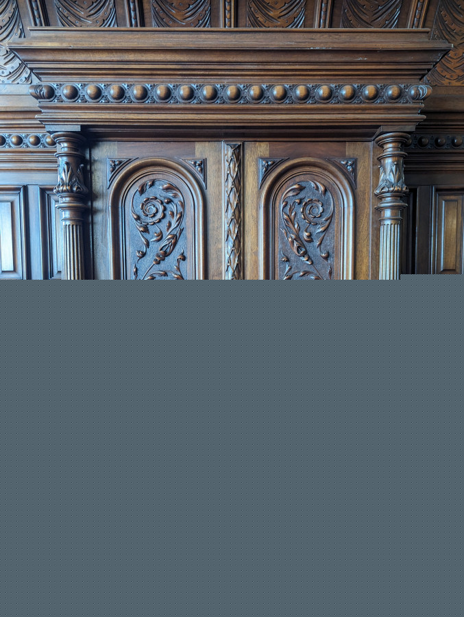 Grand buffet et desserte de style Renaissance en noyer