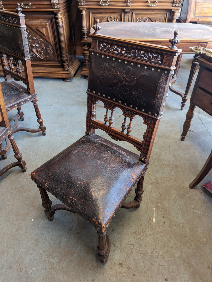 Table et chaises en noyer de style renaissance