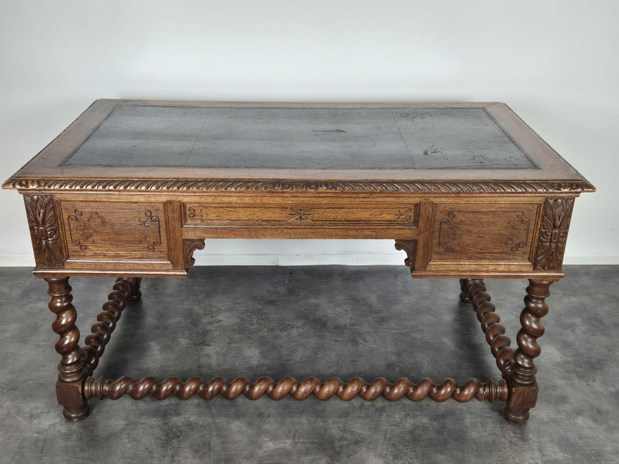 Bureau de style Louis XIII en chêne à colonnes torsadées