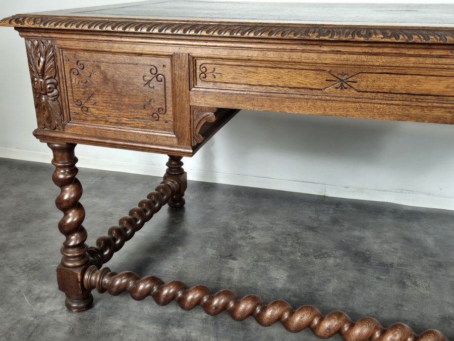 Bureau de style Louis XIII en chêne à colonnes torsadées