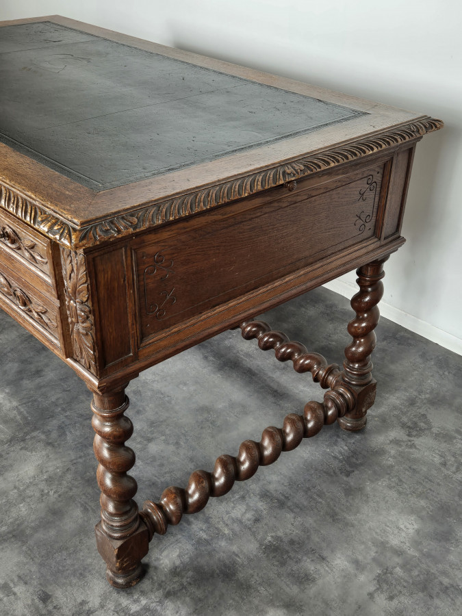Bureau de style Louis XIII en chêne à colonnes torsadées