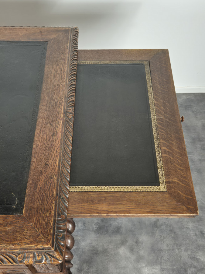 Bureau de style Louis XIII en chêne à colonnes torsadées