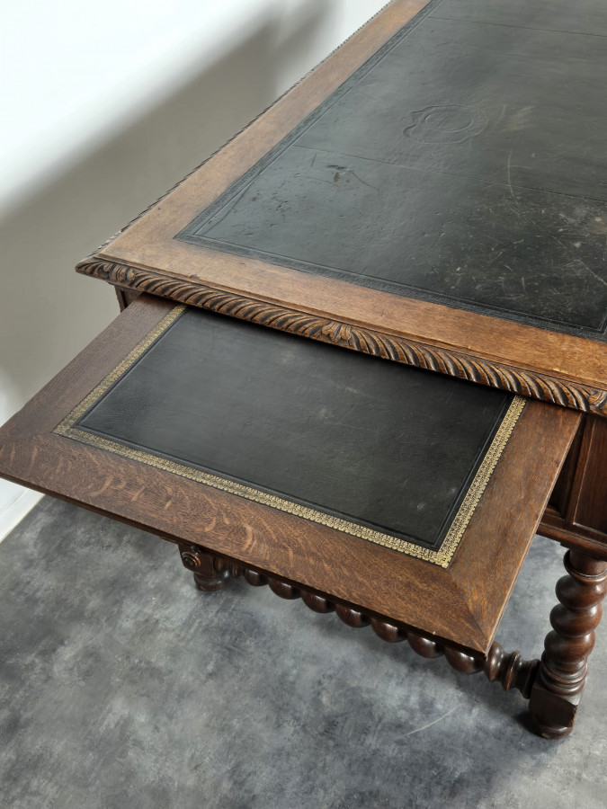 Bureau de style Louis XIII en chêne à colonnes torsadées