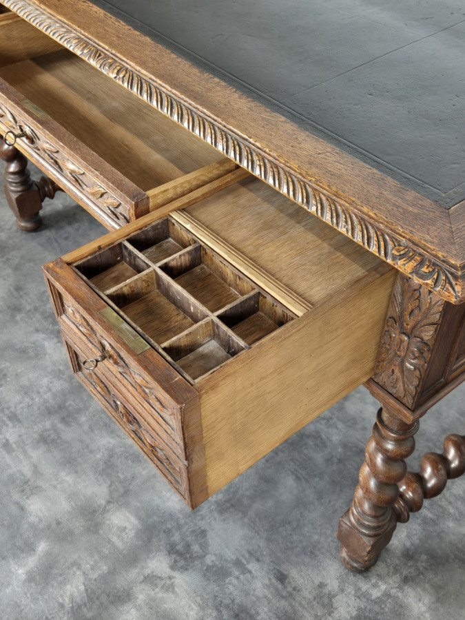 Bureau de style Louis XIII en chêne à colonnes torsadées