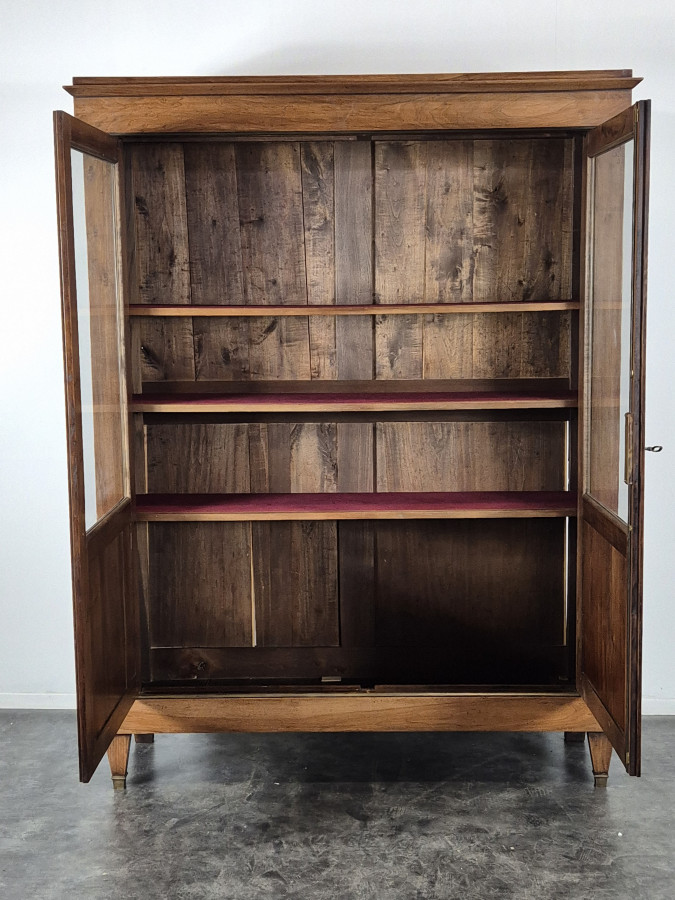 Vitrine bibliothèque de style Directoire en Noyer