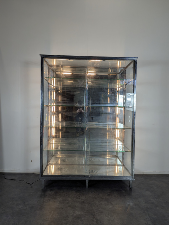 Vitrine de magasin en bronze nickelé maison Paul Grivois