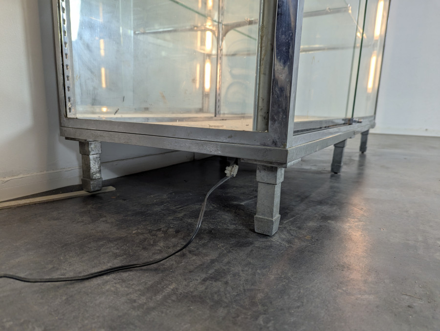 Vitrine de magasin en bronze nickelé maison Paul Grivois