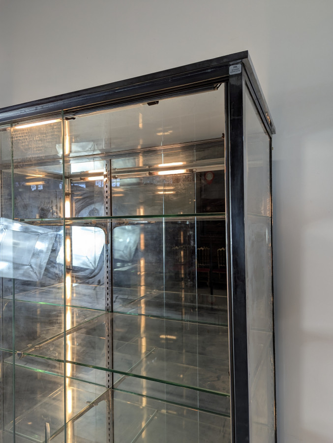 Vitrine de magasin en bronze nickelé maison Paul Grivois