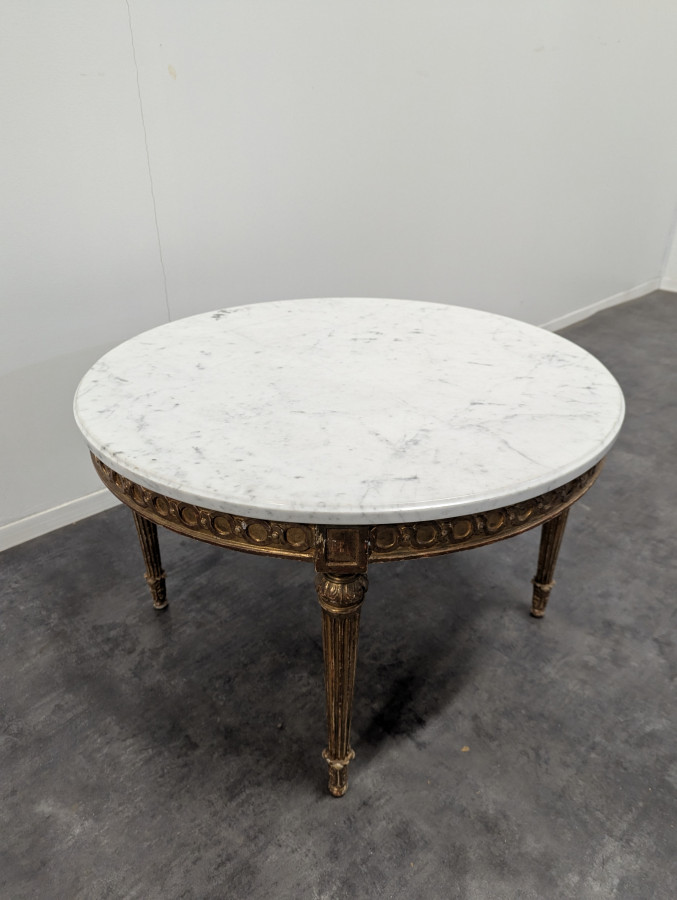 Table basse en bois doré de style Louis XVI