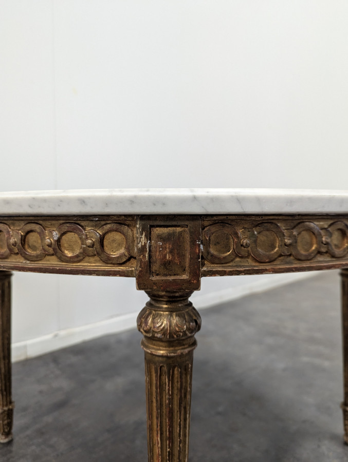 Table basse en bois doré de style Louis XVI