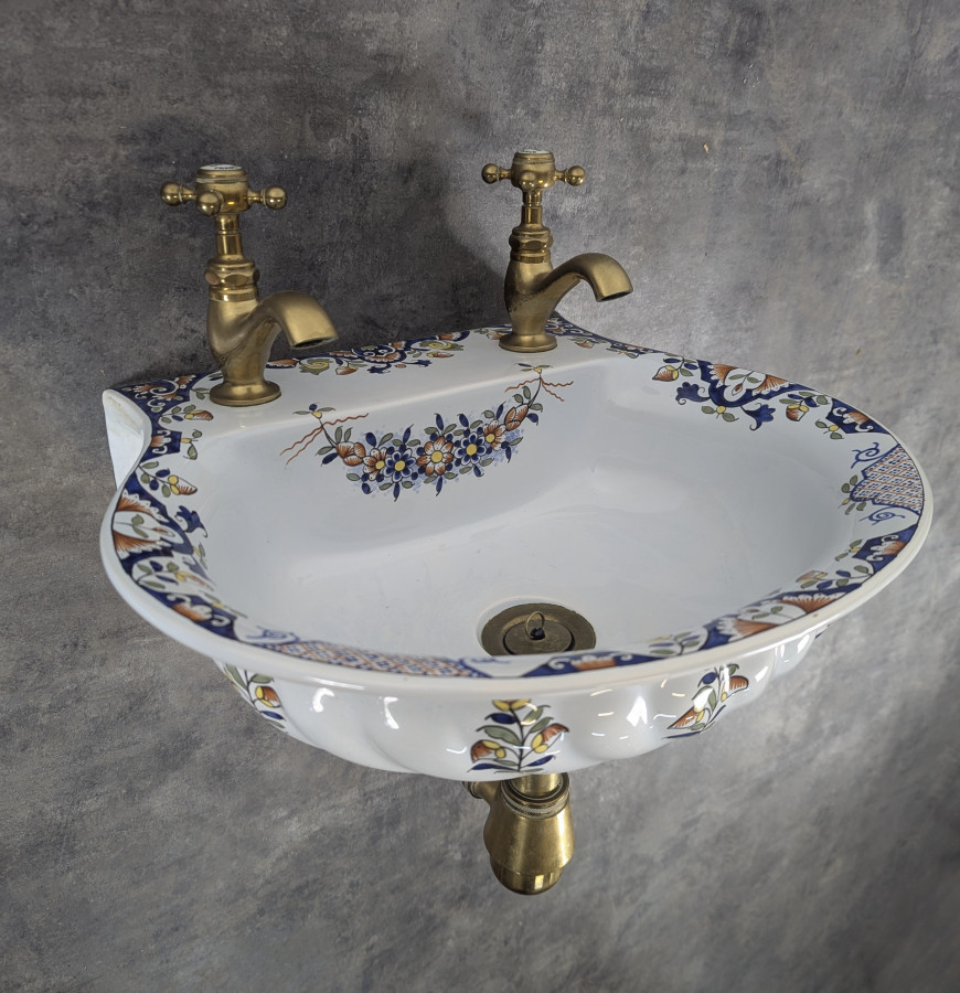 Lavabo en faience de rouen et laiton