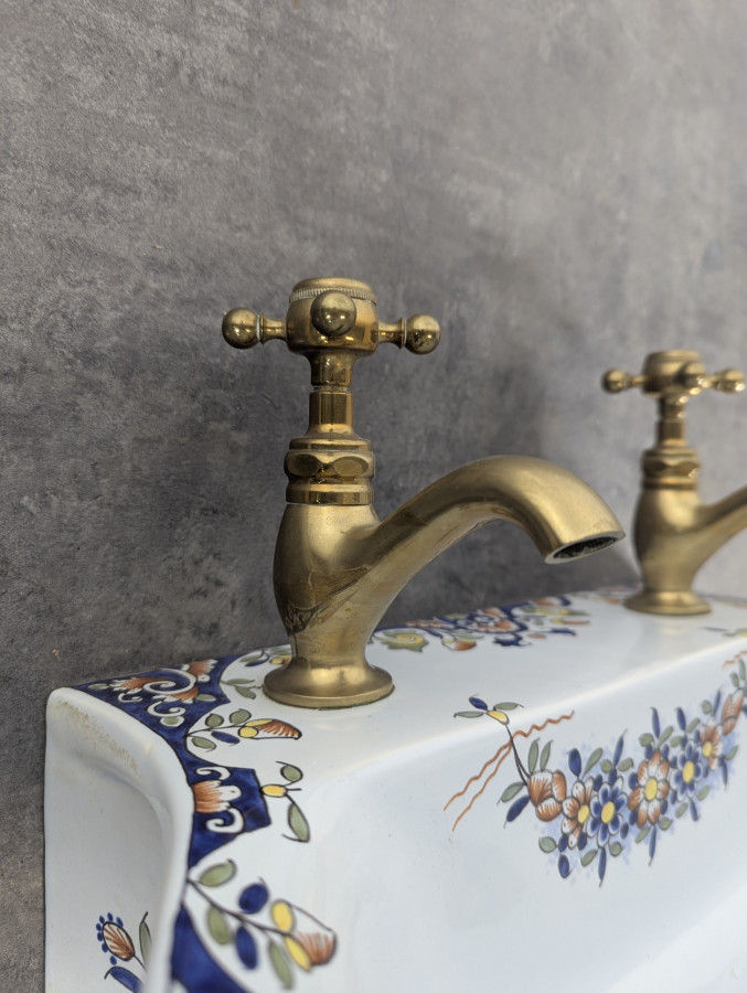 Lavabo en faience de rouen et laiton