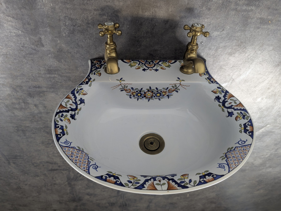 Lavabo en faience de rouen et laiton