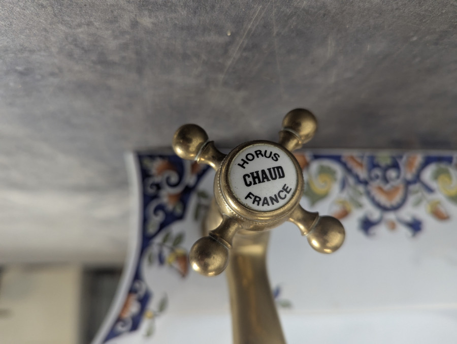 Lavabo en faience de rouen et laiton
