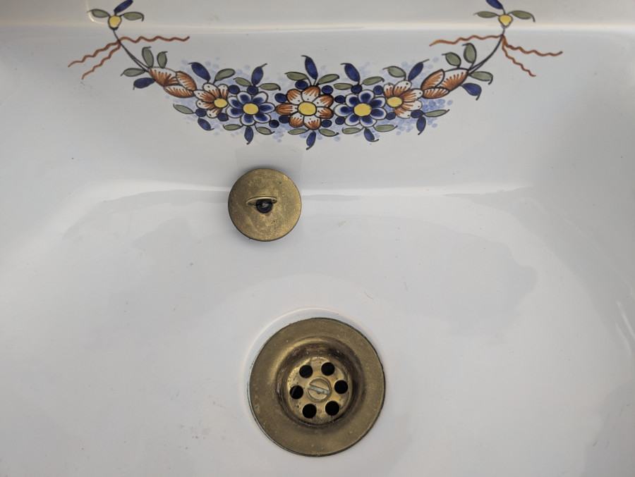 Lavabo en faience de rouen et laiton