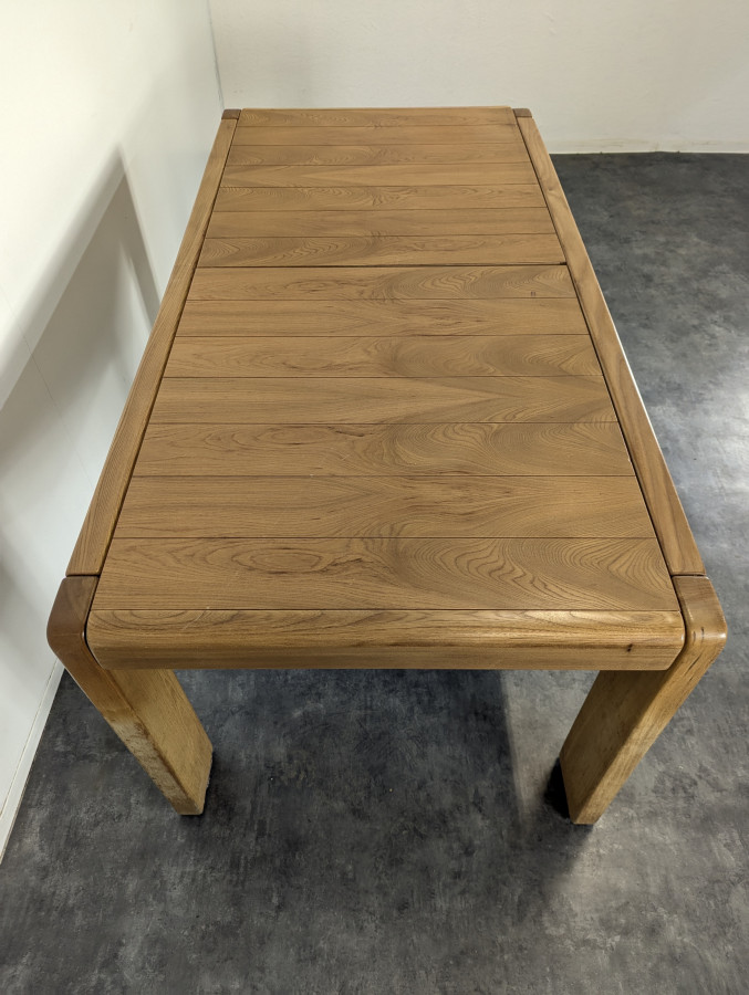 Table en orme massif de la maison regain