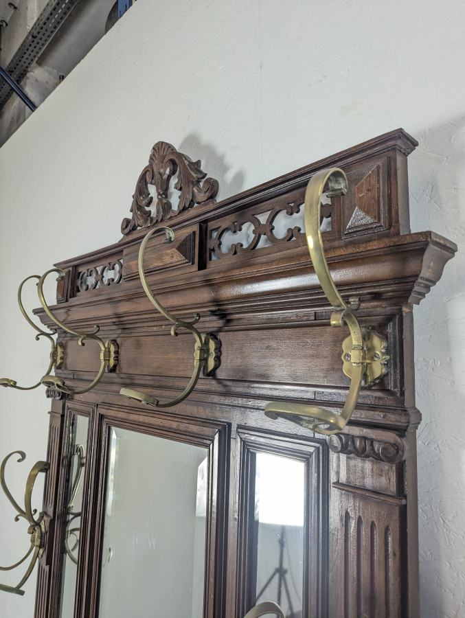 Vestiaire de style Henri II en noyer