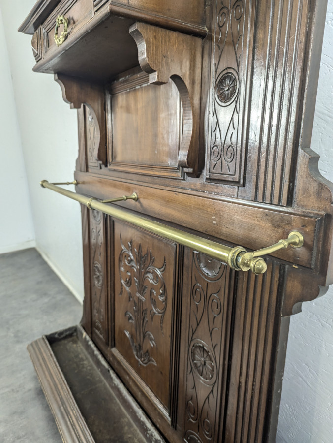 Vestiaire de style Henri II en noyer