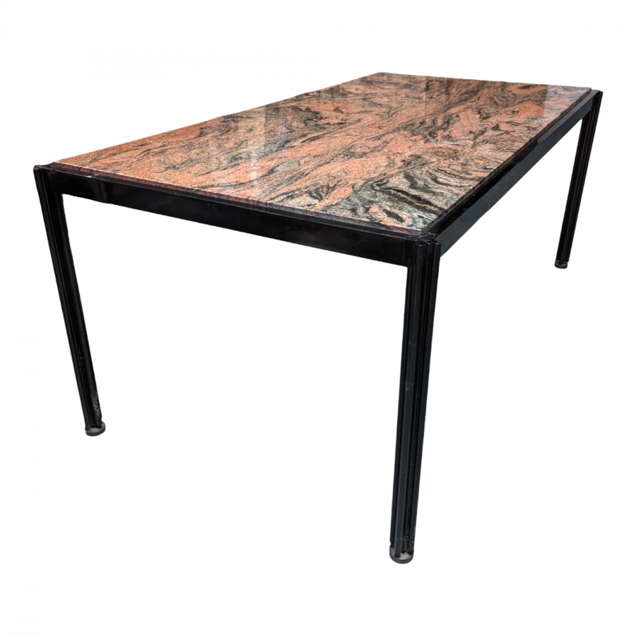 Table bureau en granit rose de George Ciancimino