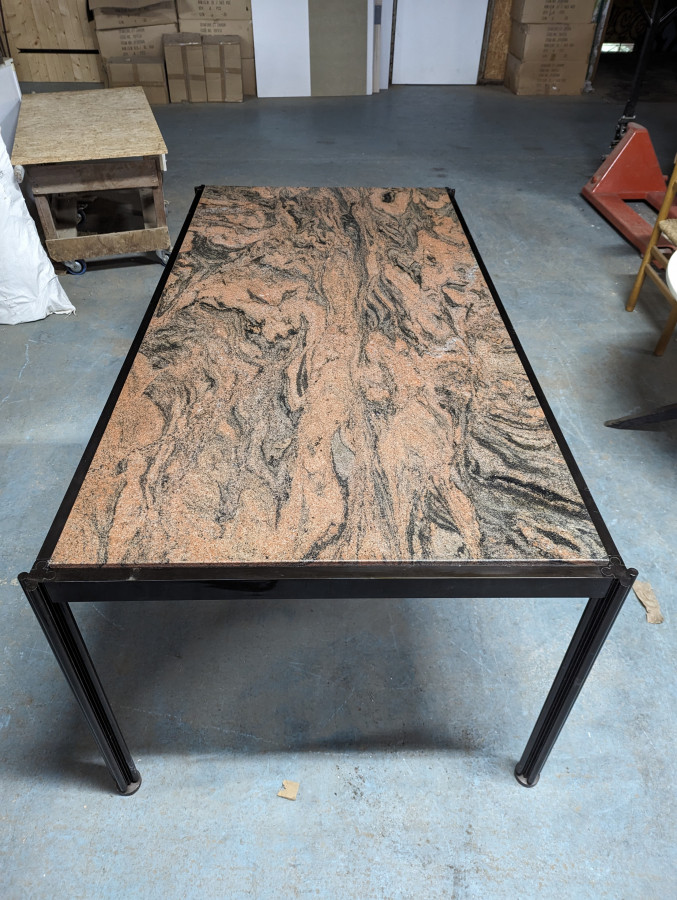 Table bureau en granit rose de George Ciancimino