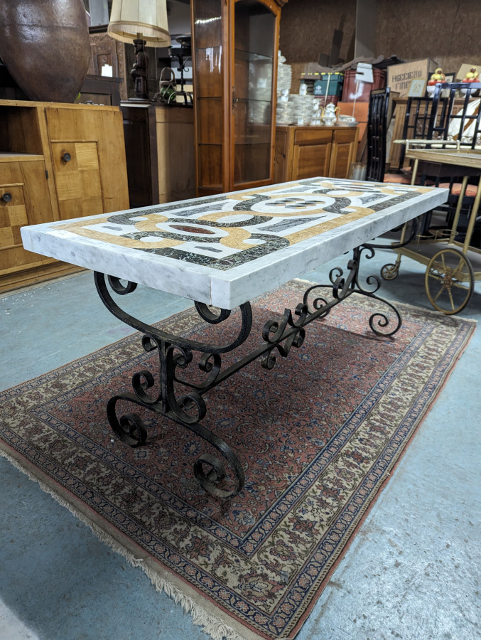 Table d'appoint en marqueterie de marbre