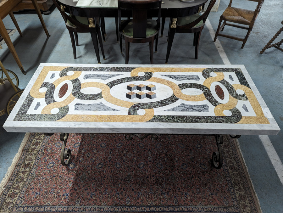 Table d'appoint en marqueterie de marbre