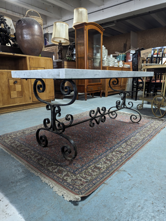 Table d'appoint en marqueterie de marbre