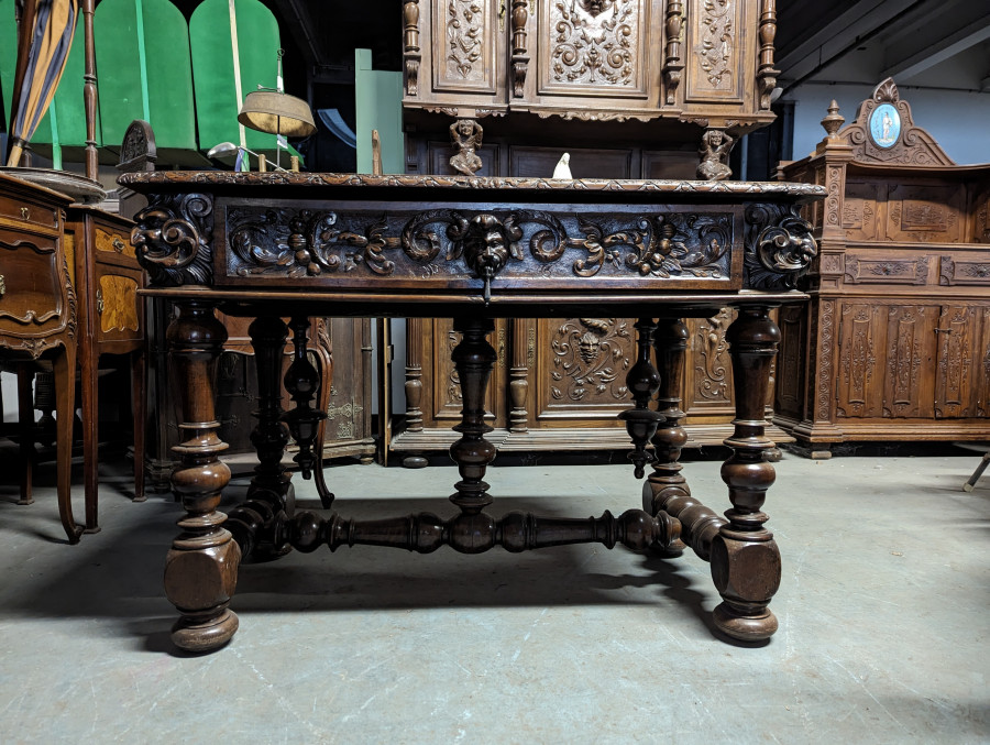 Table de style Renaissance en Noyer