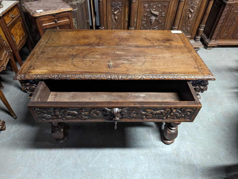 Table de style Renaissance en Noyer