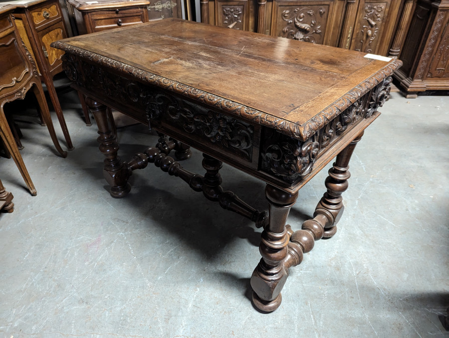 Table de style Renaissance en Noyer