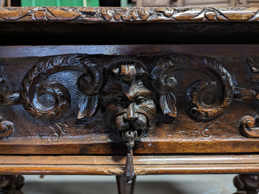 Table de style Renaissance en Noyer