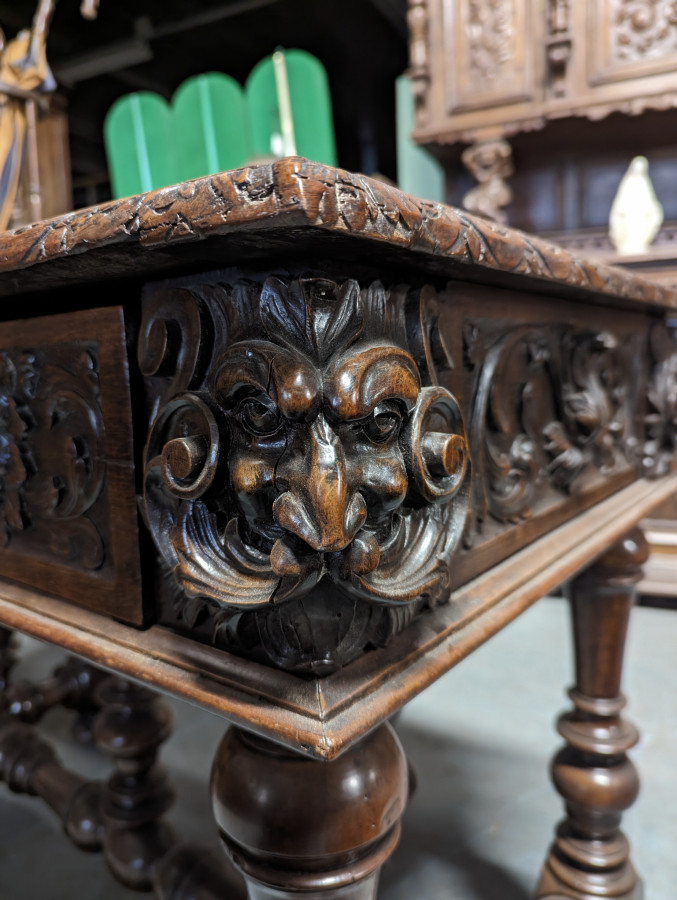 Table de style Renaissance en Noyer